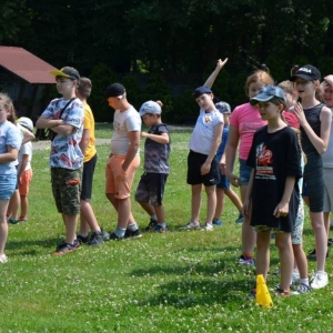 Piąty dzień półkolonii - dzień sportu na boisku sportowym w Nakle Śląskim