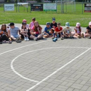 Piąty dzień półkolonii - dzień sportu na boisku sportowym w Nakle Śląskim