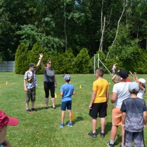Piąty dzień półkolonii - dzień sportu na boisku sportowym w Nakle Śląskim