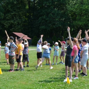 Piąty dzień półkolonii - dzień sportu na boisku sportowym w Nakle Śląskim
