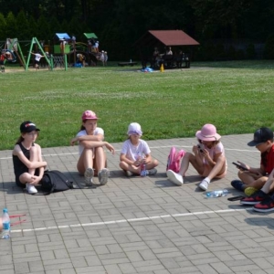 Piąty dzień półkolonii - dzień sportu na boisku sportowym w Nakle Śląskim