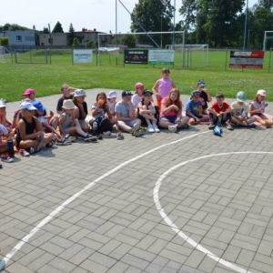Piąty dzień półkolonii - dzień sportu na boisku sportowym w Nakle Śląskim