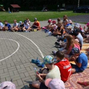 Piąty dzień półkolonii - dzień sportu na boisku sportowym w Nakle Śląskim