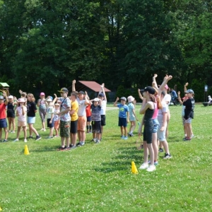 Piąty dzień półkolonii - dzień sportu na boisku sportowym w Nakle Śląskim