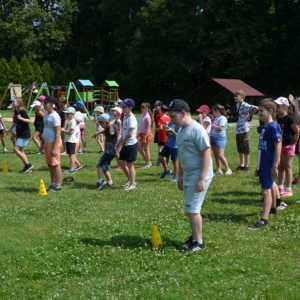 Piąty dzień półkolonii - dzień sportu na boisku sportowym w Nakle Śląskim