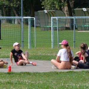 Piąty dzień półkolonii - dzień sportu na boisku sportowym w Nakle Śląskim