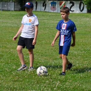 Piąty dzień półkolonii - dzień sportu na boisku sportowym w Nakle Śląskim