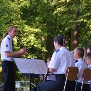 Zdjęcie przedstawia wakacyjny koncert Młodzieżowej Orkiestry Dętej ALLEGRETTO