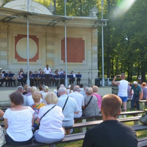 Zdjęcie przedstawia wakacyjny koncert Młodzieżowej Orkiestry Dętej ALLEGRETTO