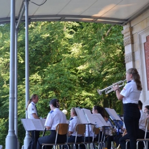 Zdjęcie przedstawia wakacyjny koncert Młodzieżowej Orkiestry Dętej ALLEGRETTO