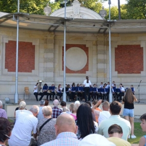 Zdjęcie przedstawia wakacyjny koncert Młodzieżowej Orkiestry Dętej ALLEGRETTO