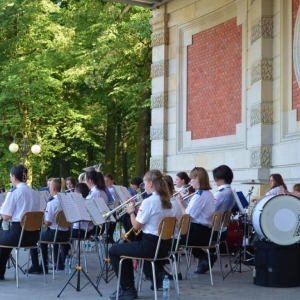 Zdjęcie przedstawia wakacyjny koncert Młodzieżowej Orkiestry Dętej ALLEGRETTO