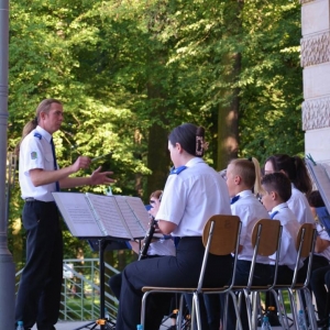 Zdjęcie przedstawia wakacyjny koncert Młodzieżowej Orkiestry Dętej ALLEGRETTO