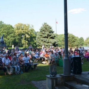 Zdjęcie przedstawia wakacyjny koncert Młodzieżowej Orkiestry Dętej ALLEGRETTO