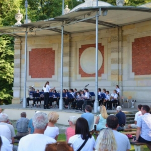 Zdjęcie przedstawia wakacyjny koncert Młodzieżowej Orkiestry Dętej ALLEGRETTO