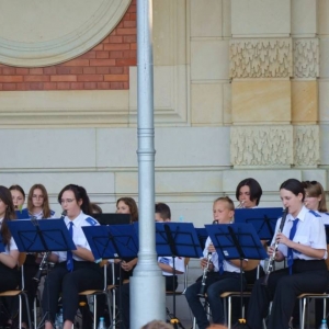 Zdjęcie przedstawia wakacyjny koncert Młodzieżowej Orkiestry Dętej ALLEGRETTO