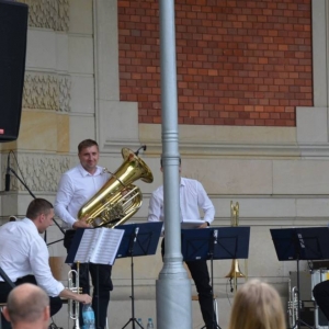 Zdjęcie przedstawia wakacyjny koncert zespołu TONatyle 