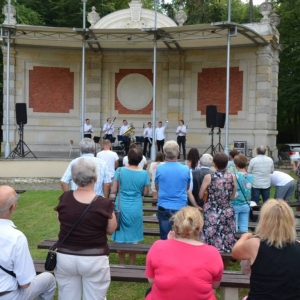 Zdjęcie przedstawia wakacyjny koncert zespołu TONatyle 