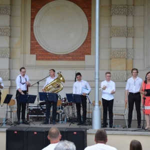 Zdjęcie przedstawia wakacyjny koncert zespołu TONatyle 