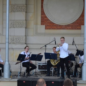 Zdjęcie przedstawia wakacyjny koncert zespołu TONatyle 