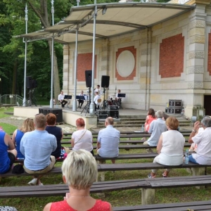 Zdjęcie przedstawia wakacyjny koncert zespołu TONatyle 