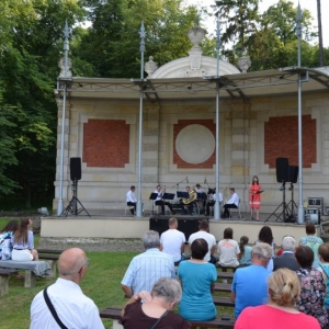 Zdjęcie przedstawia wakacyjny koncert zespołu TONatyle 