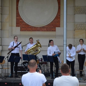 Zdjęcie przedstawia wakacyjny koncert zespołu TONatyle 