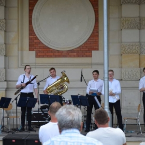 Zdjęcie przedstawia wakacyjny koncert zespołu TONatyle 