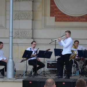 Zdjęcie przedstawia wakacyjny koncert zespołu TONatyle 