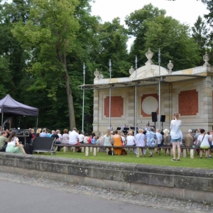 Zdjęcie przedstawia wakacyjny koncert zespołu TONatyle 