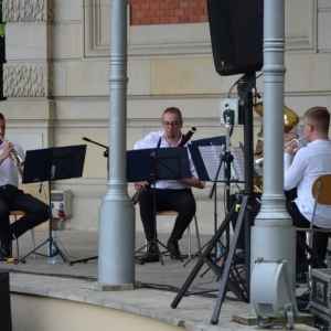 Zdjęcie przedstawia wakacyjny koncert zespołu TONatyle 