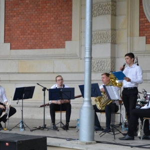 Zdjęcie przedstawia wakacyjny koncert zespołu TONatyle 
