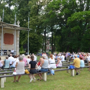 Zdjęcie przedstawia wakacyjny koncert zespołu TONatyle 