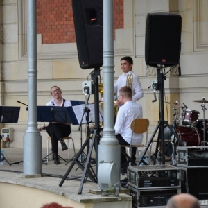 Zdjęcie przedstawia wakacyjny koncert zespołu TONatyle 