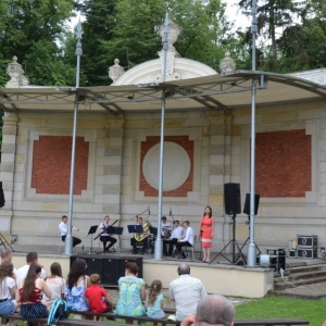 Zdjęcie przedstawia wakacyjny koncert zespołu TONatyle 