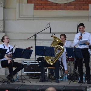 Zdjęcie przedstawia wakacyjny koncert zespołu TONatyle 