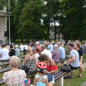 Zdjęcie przedstawia wakacyjny koncert zespołu TONatyle 