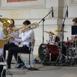 Zdjęcie przedstawia wakacyjny koncert zespołu TONatyle 