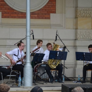 Zdjęcie przedstawia wakacyjny koncert zespołu TONatyle 