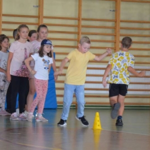 Piąty dzień półkolonii - dzień sportu na hali sportowej w Nakle Śląskim
