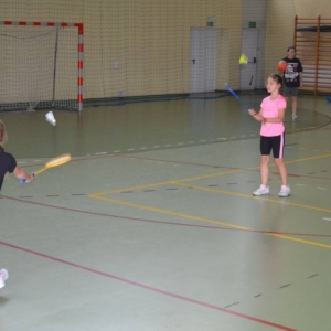 Piąty dzień półkolonii - dzień sportu na hali sportowej w Nakle Śląskim