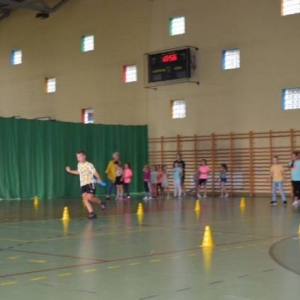 Piąty dzień półkolonii - dzień sportu na hali sportowej w Nakle Śląskim