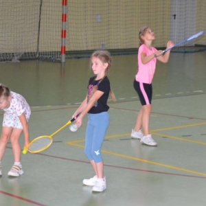 Piąty dzień półkolonii - dzień sportu na hali sportowej w Nakle Śląskim