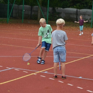 Pierwszy dzień półkolonii - zabawy na boisku sportowym