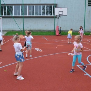 Pierwszy dzień półkolonii - zabawy na boisku sportowym