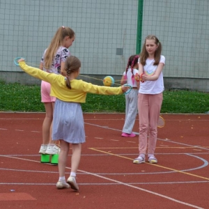 Pierwszy dzień półkolonii - zabawy na boisku sportowym