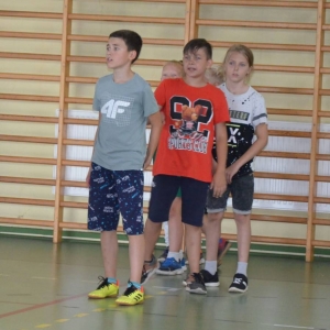 Piąty dzień półkolonii - dzień sportu na hali sportowej w Nakle Śląskim