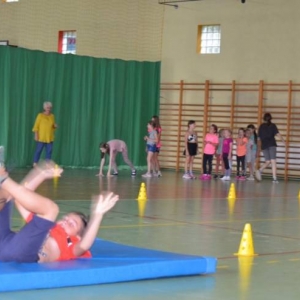 Piąty dzień półkolonii - dzień sportu na hali sportowej w Nakle Śląskim