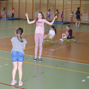 Piąty dzień półkolonii - dzień sportu na hali sportowej w Nakle Śląskim
