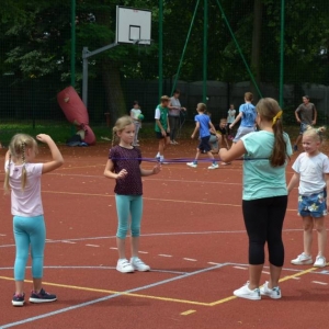 Pierwszy dzień półkolonii - zabawy na boisku sportowym